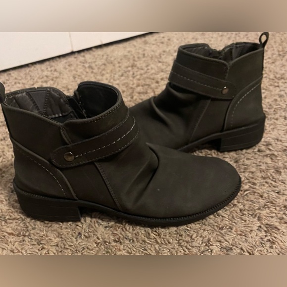 Easy Street Grey Chief Comfort Low Lug Booties, 8M - Picture 1 of 5